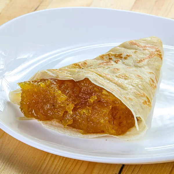 Vista Cerca Delicioso Panqueque Relleno Con Mermelada Plato Blanco — Foto de Stock