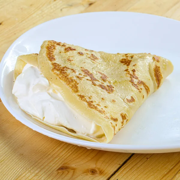 Vue Rapprochée Délicieuses Crêpes Farcies Crème Sure Sur Plaque Blanche — Photo