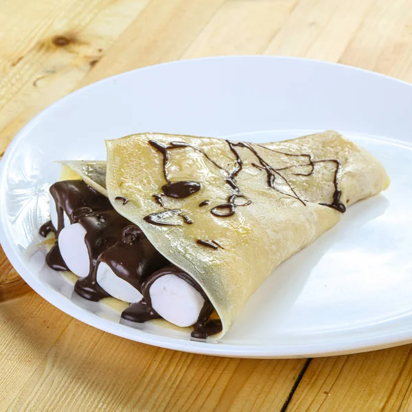 Close View Delicious Pancake Stuffed Chocolate Marshmallows White Plate — Stock Photo, Image