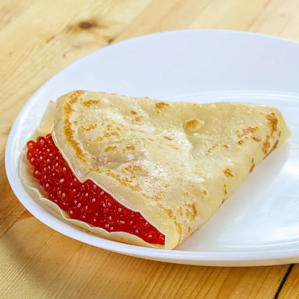 Nahaufnahme Von Leckeren Pfannkuchen Gefüllt Mit Rotem Kaviar Auf Weißem — Stockfoto