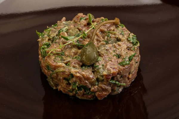 Kaparili çiğ tartar atıştırmalığı.