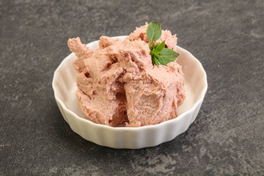 Karaciğer ezmesi kasede fesleğen yaprağı servis edilir.