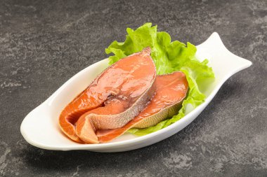 İki pembe somon balığı bifteği. Salata yaprağı.