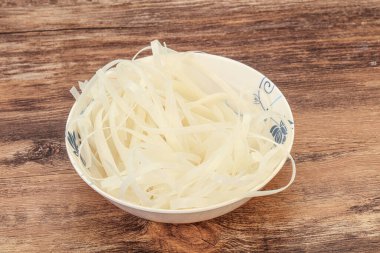 Haşlanmış pirinç eriştesi pişirmeye hazır.