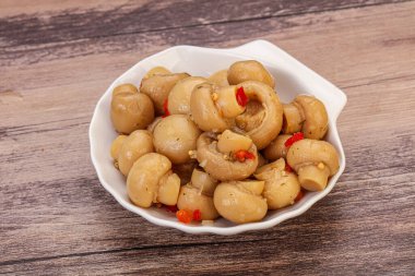 Kavanozda baharatlı turşu şampiyonları