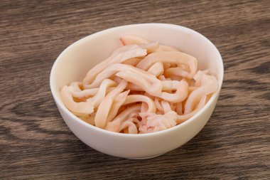 Lezzetli marine edilmiş mürekkep balığı kasede atıştırmalık parçalar.