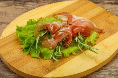 Biberiyeli dilimlenmiş domuz eti.