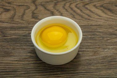 Pişirmek için çiğ tavuk yumurtası.