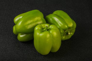 Yeşil tatlı dolmalık biber yığını 