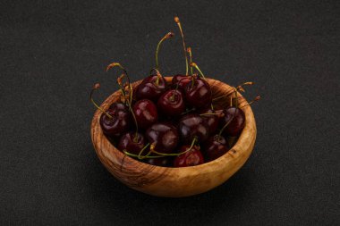 Sepette olgun kuş kirazı