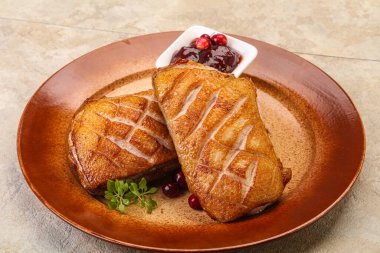 Kızarmış ördek göğsü ve çilek sosu. 