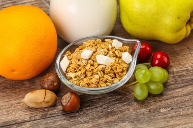 Organik granola ve sütle kahvaltı