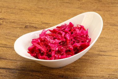 Kasede pancar kökü olan marine edilmiş kırmızı lahana.