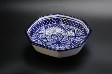 Mutfak için renkli boş kase izole