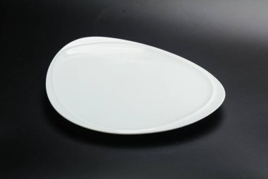 İzole edilmiş servis için beyaz boş tabak