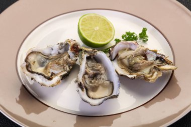 Limonlu ve maydanozlu taze istiridye.