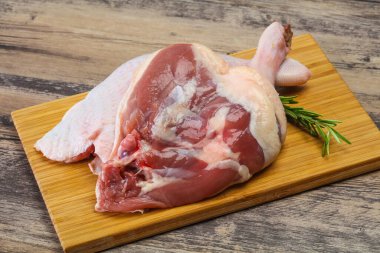 Çiğ ördek bacağı pişirmek için biberiye servis edilir.