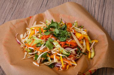 Mangolu Asya salatası, havuç ve lahana.