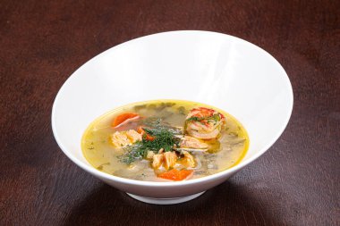Somon, karides ve sebzeli balık çorbası.