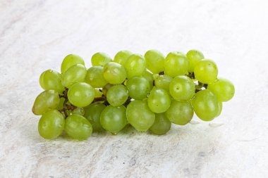 Olgun yeşil üzüm dalı yalıtılmış.