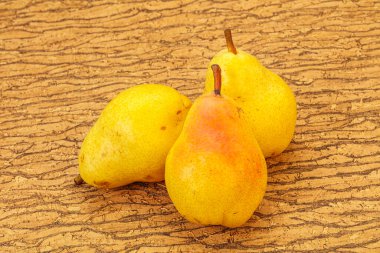 Arka planda taze sarı armut