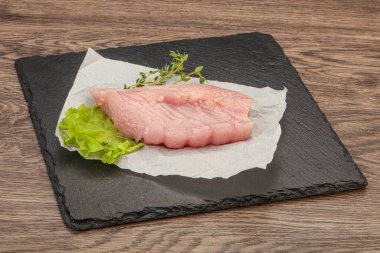 Pişirmek için çiğ hindi göğsü biftek.