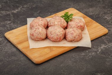 Yemek pişirmek için çiğ hindi köftesi.
