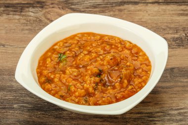 Geleneksel Gürcistan Kharço çorbası. Et ve baharatlı.