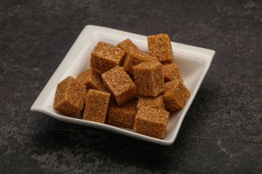 Kahverengi baston şeker yavruları kasede