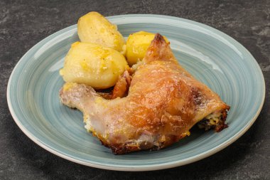 Kızarmış tavuk budu ve fırında patates.