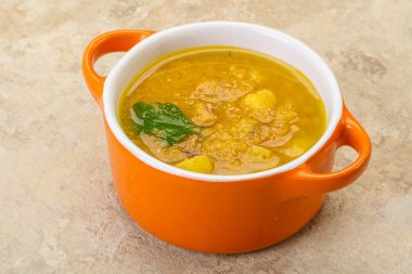 Füme et ve sebzeli bezelye çorbası.