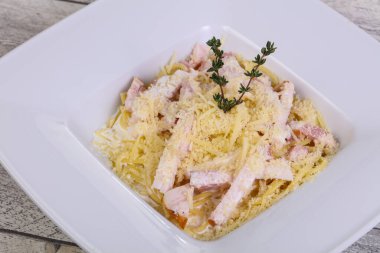 Jambon ve peynirli makarna kekik servis edildi.