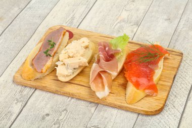 Tapas - Prosciutto, somon, ördek ve gorgonzola peynirli bruschetta