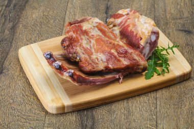 Ahşap zemin üzerinde tütsülenmiş domuz kaburgası.