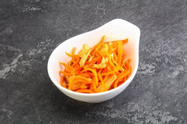 Havuçlu ve baharatlı Kore soya kuşkonmazı.