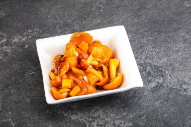 Baharatlı salamura bal mantarı kasede.