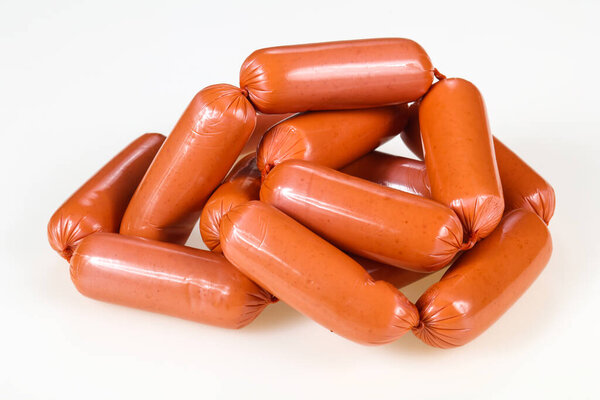 Вкусные мясные колбаски готовы к употреблению на белом фоне
