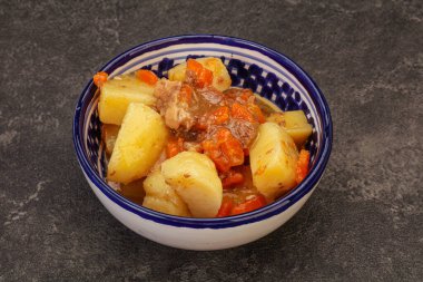 Soslu ve sebzeli kızarmış patates ve biftek.