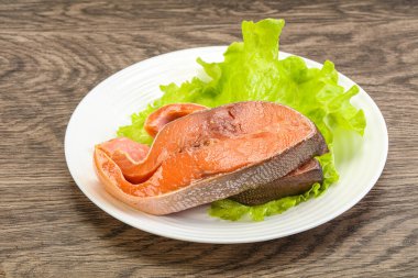 İki pembe somon balığı bifteği. Salata yaprağı.