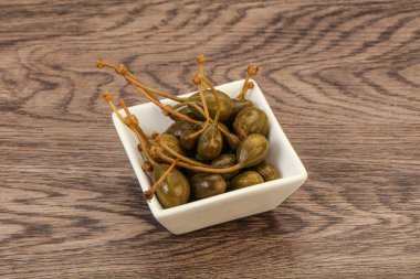 Lezzetli kapari meyveleri kasede 