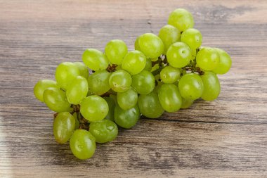 Olgun yeşil üzüm dalı yalıtılmış.