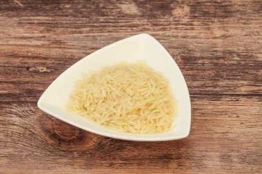 Tabakta çiğ Hint basmati pilavı