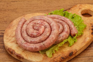 Izgara için çiğ domuz sosisi halkası.