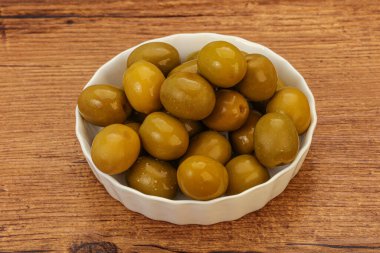 Kavanozda yeşil zeytin turşusu