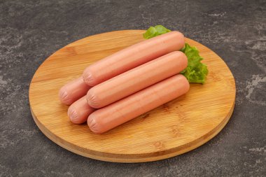 Lezzetli et sosisleri güverteye yığılmış.