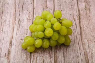 Tatlı ve lezzetli olgun yeşil üzüm 