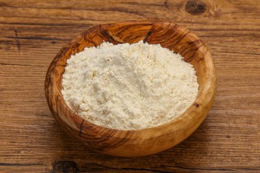 Buğday unu kasede yemek pişirmek için.