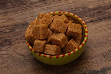 Kahverengi baston şeker yavruları kasede