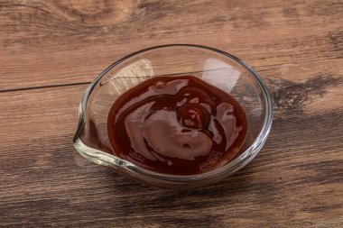 Geleneksel domates barbekü sosu kasede