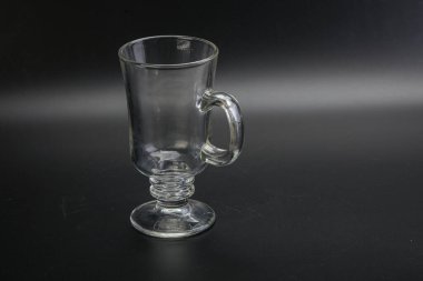 İzole edilmiş içecekler için boş cam bardak